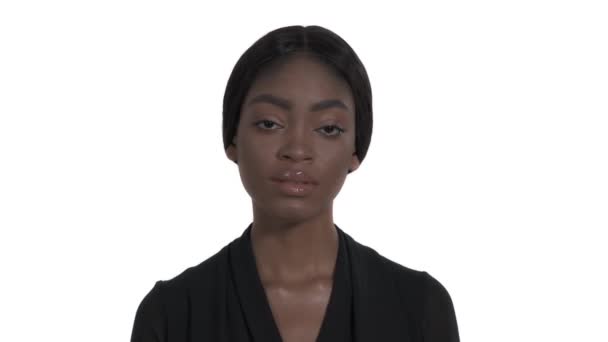 Zblízka Portrétní Snímek Africké Ženy Pochybovačnými Váhavými Emocemi Pojem Řeč — Stock video