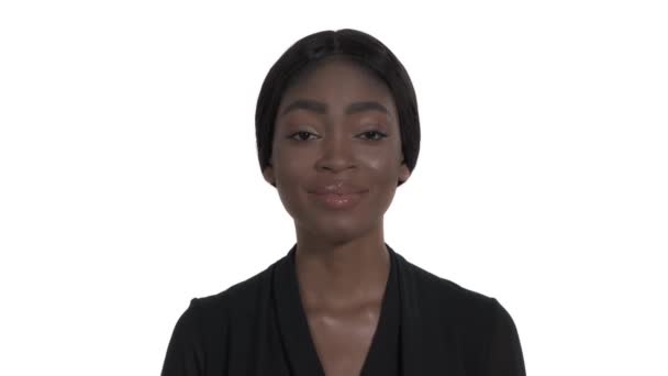 Afrikansk Amerikansk Kvinna Med Händerna Bröstet Visar Tacksamhet Begreppet Kroppsspråk — Stockvideo