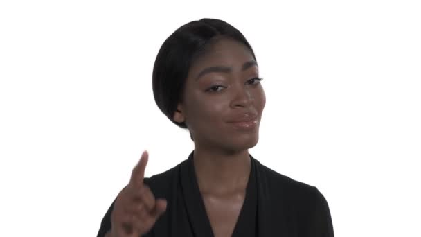 Портрет Самоуверенной Афроамериканки Указывающей Указательными Пальцами Камеру Подписать Изолированный Белом — стоковое видео