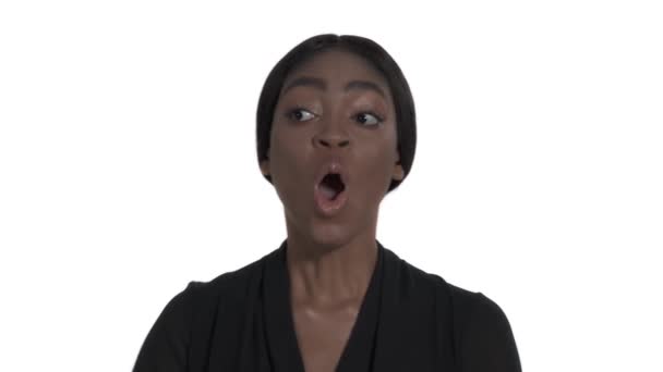 Close Uma Mulher Afro Americana Feliz Expressiva Com Punhos Apertados — Vídeo de Stock