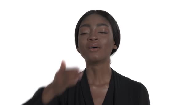 Zbliżenie Uroczej Młodej Kobiety Wysyłającej Pocałunki Powietrza Język Ciała Izolacja — Wideo stockowe