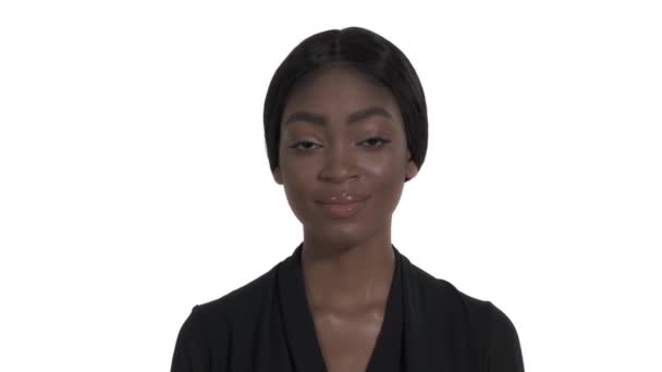 若い魅力的なアフリカの女性のクローズアップは カメラを見ていちゃつく方法で モデルMp4Ing眉毛を上下に 隔離された白い背景に — ストック動画