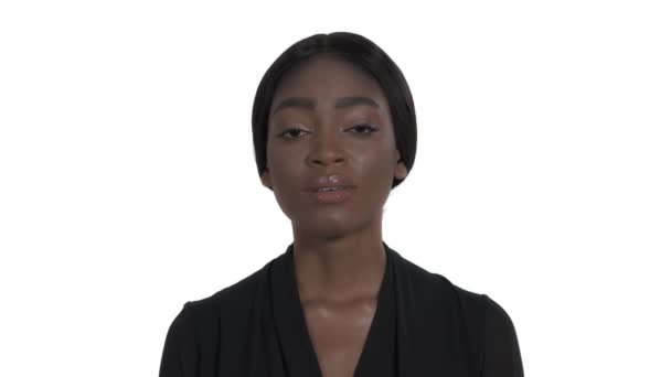 Detailní Portrét Ženy Vyjadřující Smutek Model Zakryl Obličej Dlaní Izolovaný — Stock video