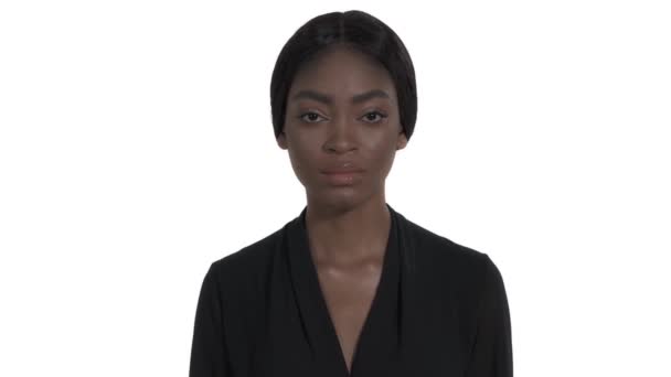 Κοντινό Πλάνο Μια Αφρικανή Βάζει Δείκτη Του Στο Κεφάλι Της — Αρχείο Βίντεο