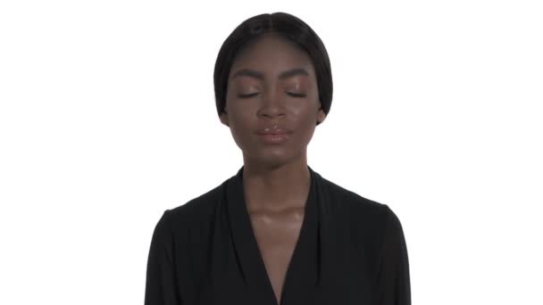 Portrét Mladé Smutné Ženy Zadržující Slzy Zakrývající Obličej Rukama Izolováno — Stock video
