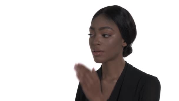 Güzel Genç Bir Kadın Fısıldarken Ağzını Eliyle Kapatıyor Vücut Dili — Stok video