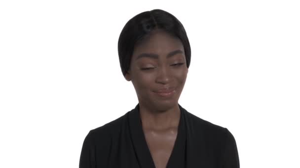 Närbild Afrikansk Kvinna Som Nickar Ogillande Ogillas Gest Isolerad Vit — Stockvideo