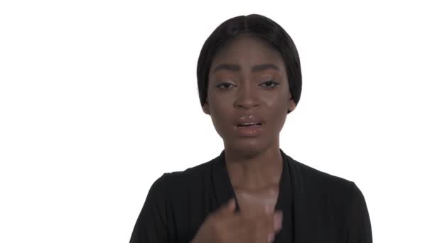 Udmattet Ung Kvinde Gabende Isoleret Hvid Baggrund – Stock-video