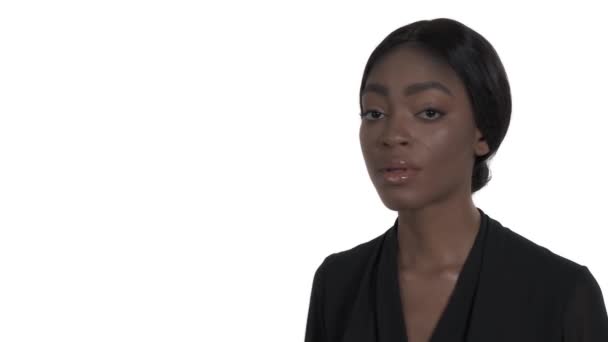 Очаровательная Молодая Африканская Женщина Шепчет Закрывает Рот Рукой Язык Тела — стоковое видео