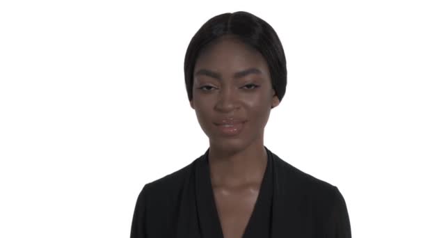 Fiatal Szexi Afrikai Mutatja Karmait Utánozza Vad Macska Elszigetelt Fehér — Stock videók