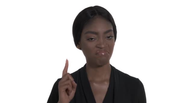 アフリカの女性は頭をうなずき 人差し指でジェスチャーを表現しませんでした 反対意見のジェスチャー 隔離された白い背景に — ストック動画