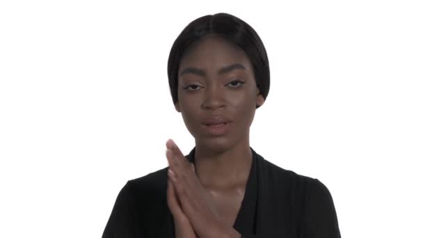 Mulher Africana Deslumbrante Esfrega Mãos Esfregando Palmas Gesto Isolado Sobre — Vídeo de Stock