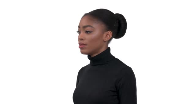 Vista Lateral Una Joven Africana Con Polo Cuello Rollo Negro — Vídeo de stock