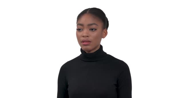 Πλευρική Άποψη Μιας Νεαρής Αφρικάνας Γυναίκας Ένα Μαύρο Πόλο Που — Αρχείο Βίντεο