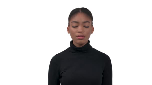 Ritratto Una Giovane Donna Africana Con Una Polo Nera Girocollo — Video Stock