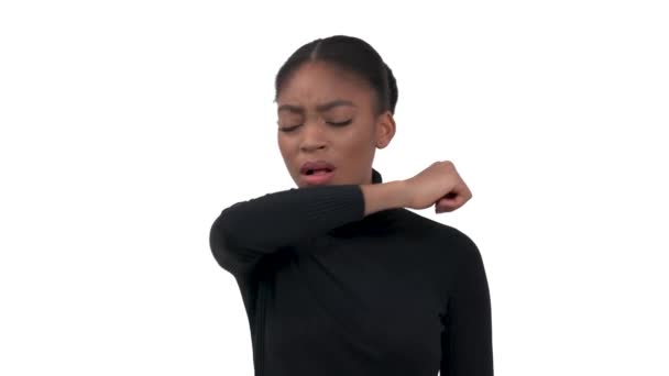 Портрет Молодой Африканки Черном Поло Смотрящей Камеру Кашляющей Чихающей Локоть — стоковое видео