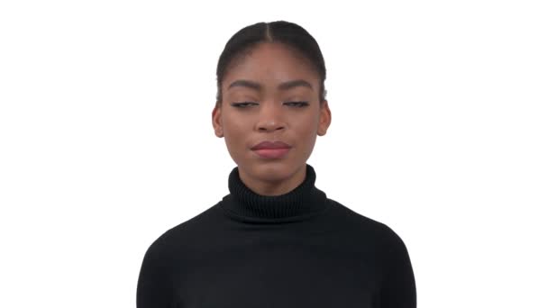 一个身穿黑色圆领圆领圆领长袍的年轻非洲妇女的画像 戴上医疗面具 以保护自己和他人 被白色的背景隔离了 — 图库视频影像