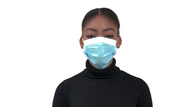 Portret Młodej Afrykanki Czarnym Rolkowym Polo Ochronnym Medycznym Maseczku Kichającej — Wideo stockowe