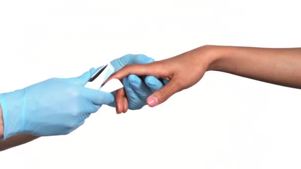 Mão Médico Irreconhecível Luvas Proteção Azuis Usa Oxímetro Pulso Mão — Vídeo de Stock