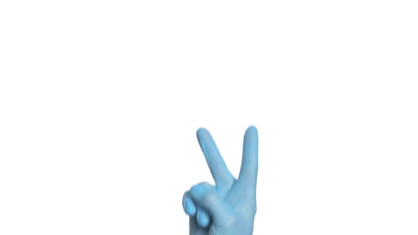 Nierozpoznany Lekarz Niebieskich Rękawiczkach Ochronnych Pokazuje Znak Pokoju Środku Ramy — Wideo stockowe
