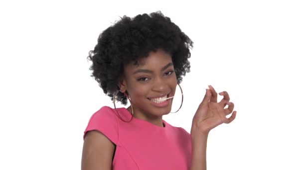 アフリカの魅力的な女性ガムを噛むと彼女の手でそれを伸ばす 隔離された白い背景に — ストック動画