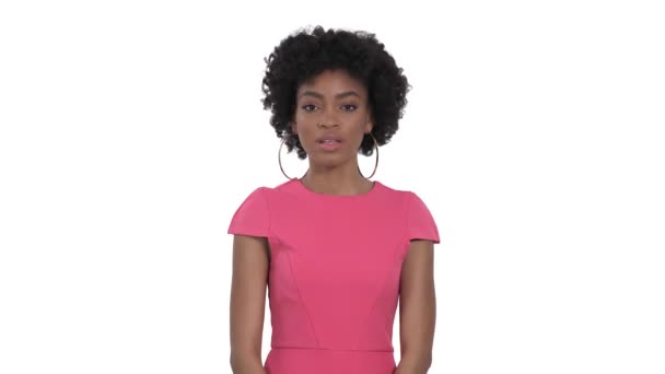 Африканська Жінка Африканською Зачіскою Тримає Вказівний Палець Губах Проханням Мовчати — стокове відео