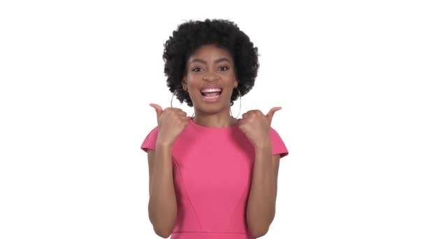 肯定的な感情 幸福を示すアフロヘアスタイルを持つ楽しい笑顔の女性 ジェスチャーで親指を立てる 成功の感情 ボディランゲージの概念 — ストック動画
