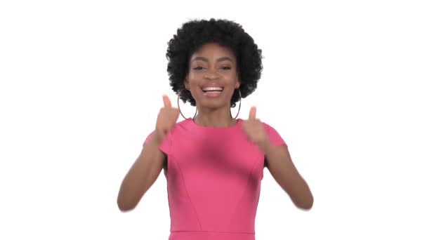 Close Van Een Vrolijke Lachende Vrouw Met Afro Kapsel Die — Stockvideo