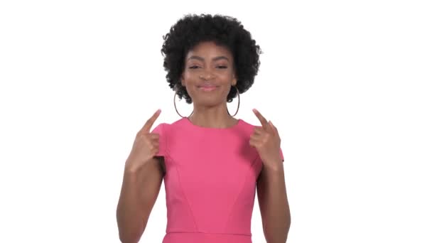 Sebevědomá Žena Ukazuje Prstem Sebe Nemůže Uvěřit Svému Štěstí Izolované — Stock video