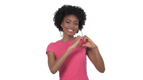 Glücklich Lächelnde Frau Mit Lockigem Haar Afrofrisur Die Hände Herzform — Stockvideo