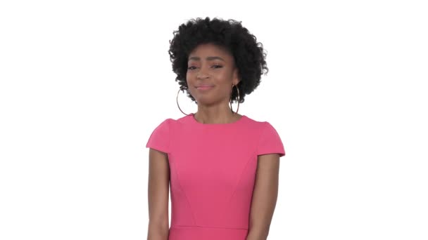 Närbild Kvinna Som Uttrycker Ånger Afrikansk Modell Biter Sig Pannan — Stockvideo