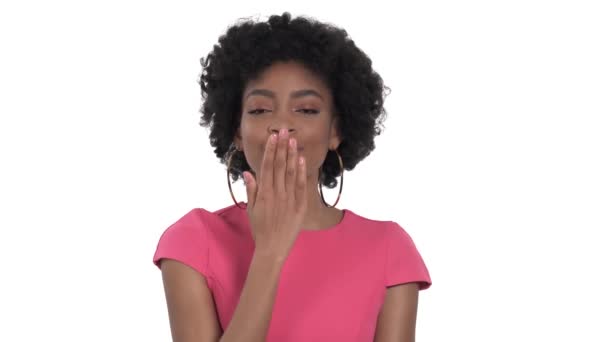 Romantická Africká Žena Ohrnuje Rty Drží Dlaně Aby Poslala Vzdušný — Stock video