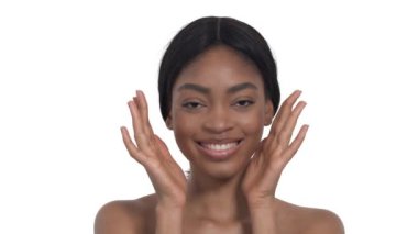 Afrikalı kadın avuçlarıyla yüzünü kapatıyor ve açıyor. Sanatsal model farklı duygular gösteriyor. İzole edilmiş, beyaz arkaplanda