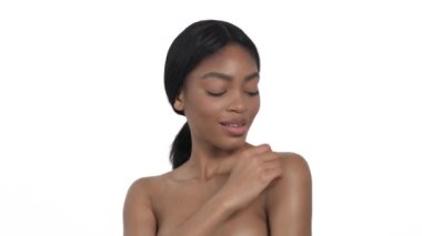 Sıska çıplak kadın nazikçe dekoltesine dokunuyor baştan çıkarıcı bir şekilde. Erotik kavram. İzole edilmiş, beyaz arkaplanda