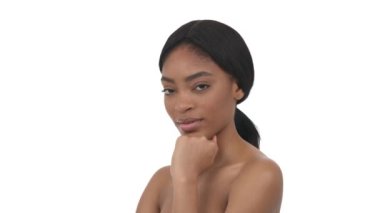 Genç kendine güvenen Afrikalı kadın kolay karar veriyor. Senin için gözyaşı dökmeyeceğim. İzole edilmiş, beyaz arkaplanda