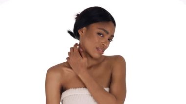 Havluya sarılmış, boynunu kaşıyan çaresiz bir kadının yakın plan görüntüsü. Sağlık sigortası konsepti. Deri tahrişi. Beyaz arkaplanda izole