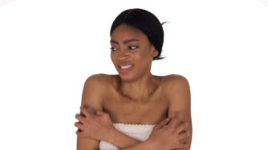 Havluya sarılmış kollarını kaşıyan bir kadının yakın plan görüntüsü. Sağlık sigortası konsepti. Deri tahrişi. Beyaz arkaplanda izole