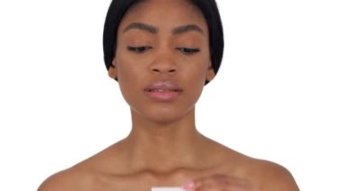 Genç bayan sigarasını kırıyor. Sigara içmeyi bırak. Beyaz arkaplan üzerinde izole edilmiş