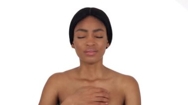 Çaresiz bir kadının dekoltesini tırmaladığı yakın plan. Sağlık sigortası konsepti. Deri tahrişi. Beyaz arkaplanda izole