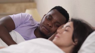 Melez bir çiftin yakın plan portresi yatakta uzanıyor ve ilişki sorunlarını sohbet ederek çözmeye çalışıyorlar. Odaklanma siyah erkekten beyaz kadına dönüşüyor.