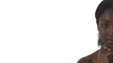 Elleri çenesinin altında beyaz arka planda fotokopi alanı olan siyahi bir kadının yarım portresi.