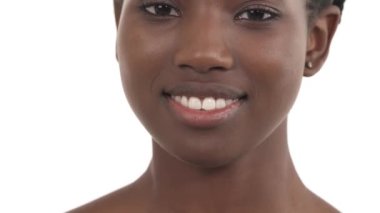 Kameraya sabun köpüğü şişiren güzel siyah kızın yakın plan portresi ve beyaz arka planda izole edilmiş bir gülümseme.