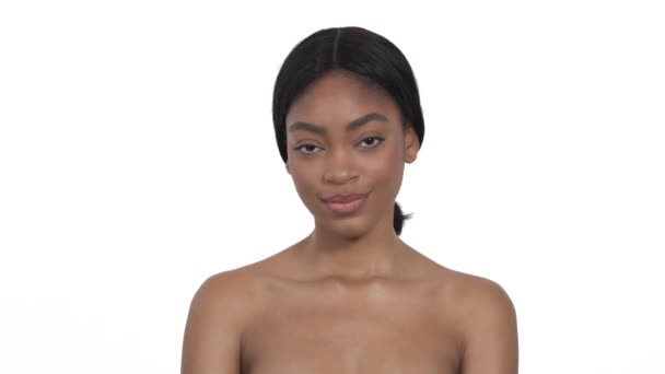 Κοντινό Πλάνο Μιας Ελκυστικής Αφρικανίδας Γυμνούς Ώμους Ποζάρει Στην Κάμερα — Αρχείο Βίντεο