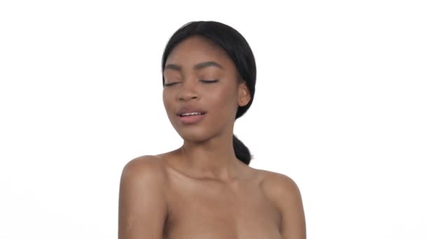裸の肩を持つ誘惑的なアフリカ人女性がいちゃつくようにカメラにポーズ モデルポートレート撮影 — ストック動画