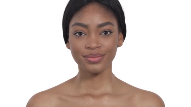 Afrikai Gyönyörű Mosollyal Alkalmazása Arc Pirosító Por Segítségével Kozmetikai Kefe — Stock videók
