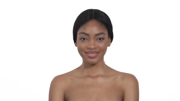 Atraktivní Mladá Žena Těsné Brunetky Vlasy Pózovat Kameru Africký Model — Stock video