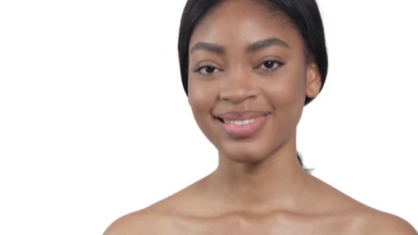 Afrikai Gyönyörű Mosollyal Alkalmazó Smink Por Segítségével Kozmetikai Kefe Szépség — Stock videók