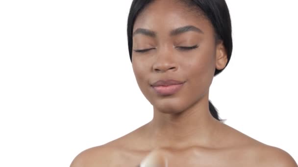 Okouzlující Afroameričanka Nanášení Make Upu Prášek Pomocí Kosmetické Štětce Krásný — Stock video