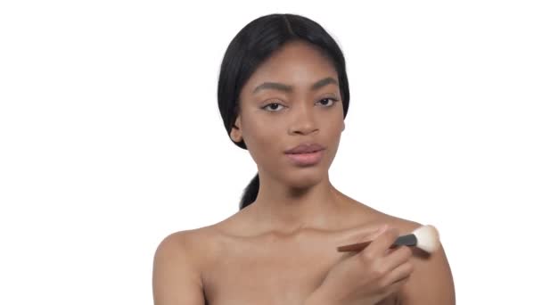Gros Plan Femme Afro Américaine Appliquant Maquillage Aide Une Brosse — Video