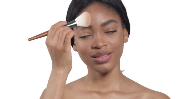 Close Portrait Shot Cute African American Woman Applying Makeup Powder — Stock Video